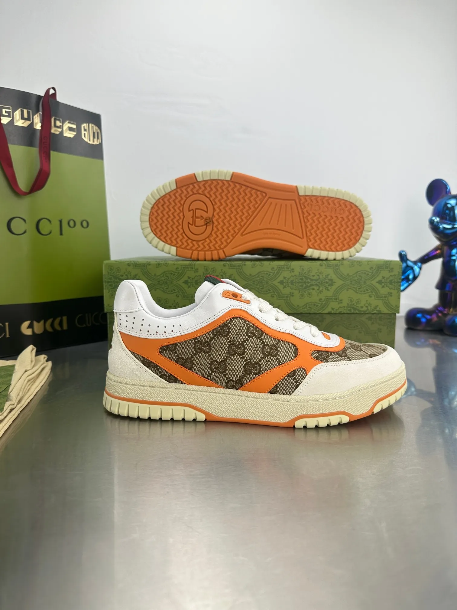 👟👟Ex-factory price 600👟👟 Gucci's latest hot-selling series of high and low-cut distressed couple's sneakers are shipped. The original version is purchased, developed and manufactured. This high-low top sneaker adopts a basketball-style silhouette design, cleverly integrated with hollow panels and distressed effects, showing its unique ingenuity. The ingenuity incorporates brand logo details such as interlocking Double G styling accessories and Gucci lettering, a low-key tribute to the brand's design heritage. Exquisite packaging at the delivery counter 🛍📦 ▪️ Fabric: Original customized imported first-layer cowhide ▪️ Inner lining: Imported first-layer cowhide ▪️ Sole: Original molded TPU sole ▪️ Sole thickness: 3cm ▪️ Size: 35-46 (Male 38 46 customized)